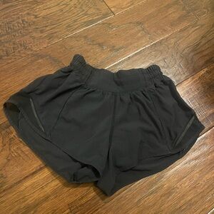 Lululemon Black Hotty Hot Shorts Size 2; 2.5 in length